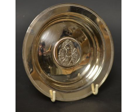 An Elizabeth II silver circular dish, of Armada form, inset with a portrait medallion of Elizabeth I, 13cm diam., London 1972