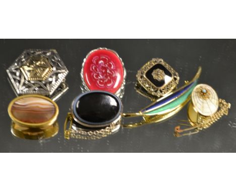 A novelty 9ct gold mounted mother-of pearl spider's web brooch; others, polished agate, marcasite (7)
