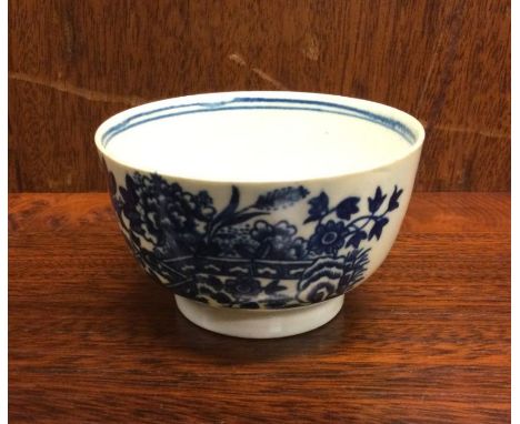 An early English Royal Worcester blue and white tea bowl with floral decoration. Est. £10 - £20.