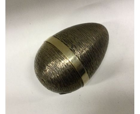 STUART DEVLIN: A silver and silver gilt ‘surprise’ hatching chick egg. London 1971. Approx. 153 grams. Est. £400 - £500.