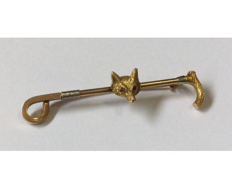A heavy 14 carat three colour gold hunting brooch. Approx. 8 grams. Est. £200 - £300.