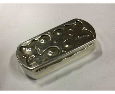 A heavy stylish silver snuff box with hinged top. Birmingham. Approx. 43 grams. Est. £40 - £60.