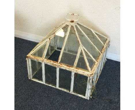 A small glass garden greenhouse. Est. £30 - £50.