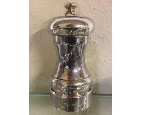 A heavy silver pepper grinder. London 1989. By OP. Approx. 56 grams. Est. £30 - £50.