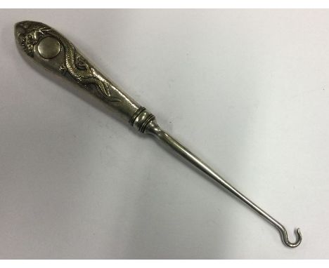 A heavy Chinese silver button hook. By Chang. Approx.  66 grams. Est. £50 - £80.