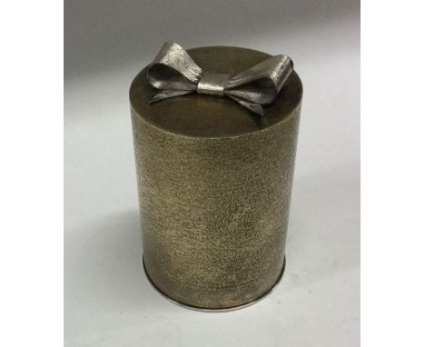 STUART DEVLIN: A silver and enamel ‘surprise’ box with hammered finish. 1978. Approx. 158 grams. Est. £400 - £500.