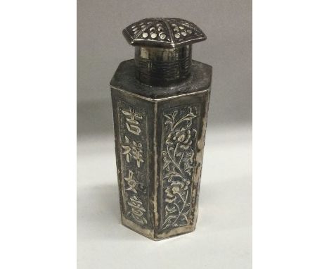 A fine quality Chinese silver pepper decorated with bamboo and flowers. Marked to base. Approx. 26 grams. Est. £30 - £50.
