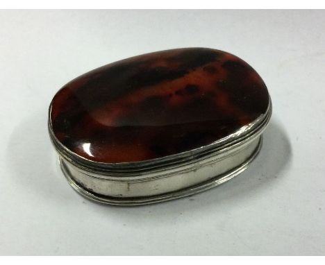 An Antique oval agate snuff box with silver mounts. Est. £30 - £40.