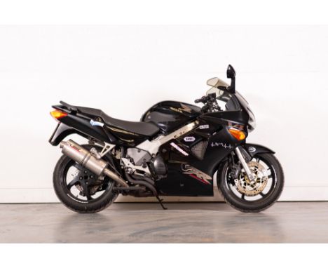 Registration – W511 SNN
Chassis No. – 4XM102143
M.O.T. – NO
Odometer – 29,857
The VFR800Fi was a fuel injected successor to t
