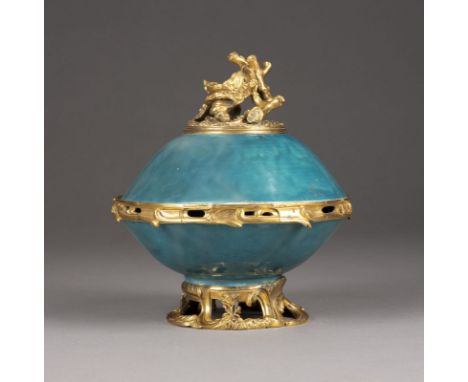 EINE DECKELSCHALE MIT BRONZEMONTIERUNG China/Frankreich, 17. JahrhundertPorzellan/Bronze. H. 23 cm, D. 20 cm. Die Deckschale 
