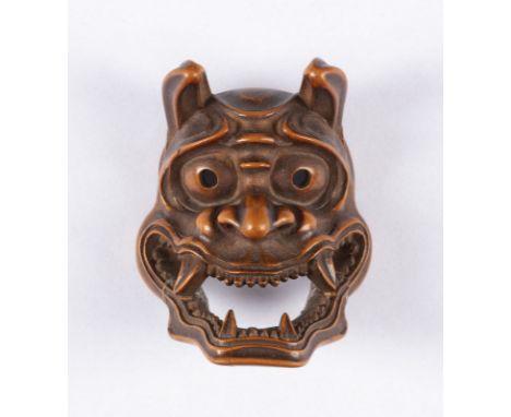 EIN NETSUKE VON HANNYA-MASKE AUS BUCHSBAUM Japan, 19. Jahrhundert Buchsbaum. H. 5 cm. Das Netsuke ist auf der Rückseite signi