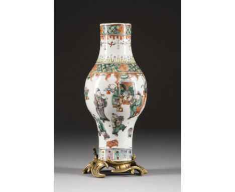 EINE WUCAI VASE DEKORIERT MIT FIGÜRLICHEN SZENEN China, späte Qing-Dynastie Porzellan. H. 20.9 cm. Die Vase ist mit figürlich