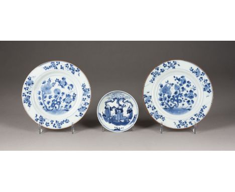 ZWEI BLAU-WEISSE TELLER DEKORIERT MIT BLUMEN UND EINE UNTERTASSE MIT FIGUREN China, Qing-Dynastie Porzellan. D. 12.8-21.5 cm.