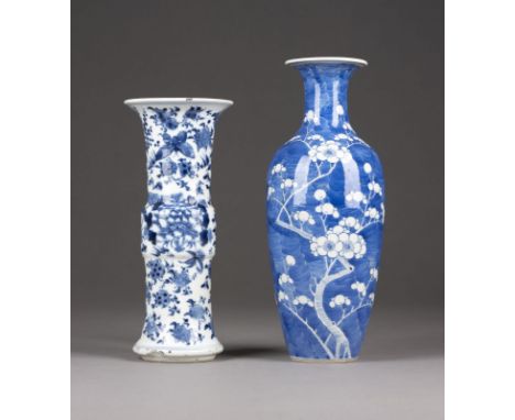 EINE BLAU-WEISSE VASE DEKORIERT MIT PRUNUS AUF EIS-GRUND UND EINE GU-VASE DEKORIERT MIT BLUMEN UND VÖGELN China, Qing-Dynasti