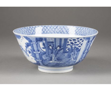 EINE GROSSE BLAU-WEISSE SCHALE DEKORIERT MIT FIGUREN China, Qing-Dynastie Porzellan. H. 9.9 cm, D. 20.8 cm. Die Schale ist mi