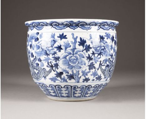 EINE BLAU-WEISSE JARDINIERE DEKORIERT MIT DRACHEN China, Qing-Dynastie Porzellan. H. 22.5 cm, D. 27 cm. Die Jardiniere ist mi