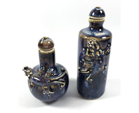 TWO CHINESE BLUE GLAZE CERAMIC SNUFF BOTTLES WITH LIZARD DESIGN, HEIGHT OF LARGEST 10.5CM 