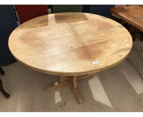 A LIGHT OAK CIRCULAR DINING TABLE 