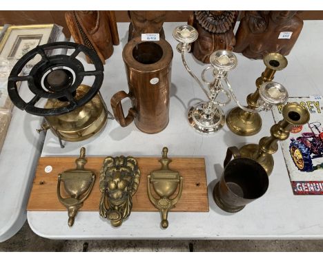 MIXED METALWARE ITEMS TO INCLUDE CANDLE STICKS, JUG, DOOR KNOCKERS, AND BRASS FIRE SCREEN 