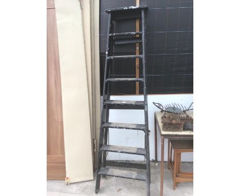 A VINTAGE WOODEN EIGHT RUNG STEP LADDER 