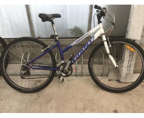 A BOULDER SPORTS GIANT MOUNTAIN BIKE 