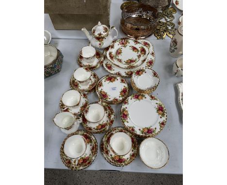 A COLLECTION OF ROYAL ALBERT 'OLD COUNTRY ROSES' POTTERY TO INCLUDE CUPS, SAUCERS AND PLATES ETC 