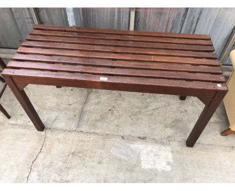 A WOODEN SLATTED GARDEN BENCH / STAND 