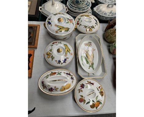 A PART ROYAL WORCESTER EVESHAM DINNER SERVICE 