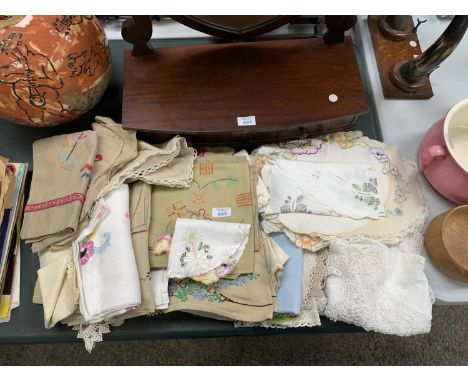 A LARGE COLLECTION OF VINTAGE EMBROIDERED CLOTHS AND LINENS 