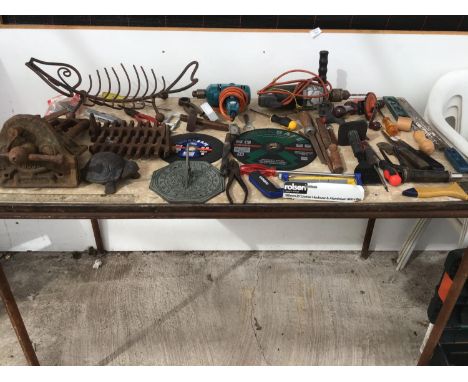 A LARGE COLLECTION OF TOOLS ETC TO INCLUDE A RECORD VICE, DRILL IN WORKING ORDER, CUTTING DICS, PLIERS, SCREW DRIVERS ETC 
