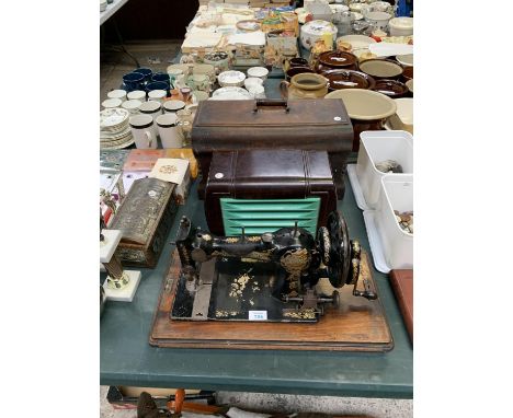 A VINTAGE C.S SEWING MACHINE AND WOODEN LID, TOGETHER WITH A VINTAGE  RADIO 