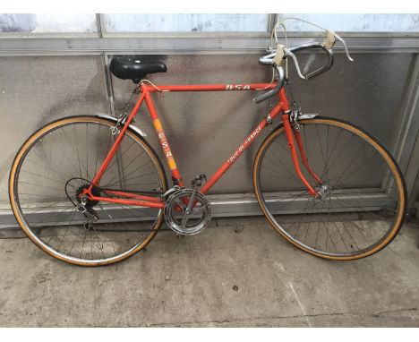 A VINTAGE BSA TOUR DE FRANCE DROP HANDLED RACING BIKE WITH NEW TYRES AND INNER TUBES AND A TEN SPEED GEAR SYSTEM 