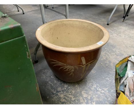 A LARGE CERAMIC PLANT POT 