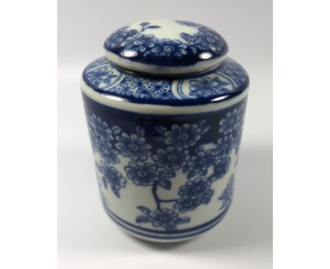 A CHINESE BLUE AND WHITE KANGXI STYLE LIDDED TEA CADDY, HEIGHT 10CM 