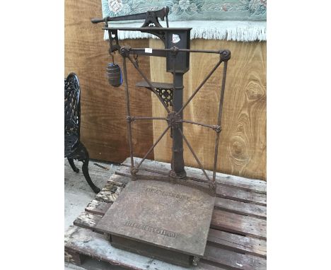 A SET OF ORNATE VINTAGE INDUSTRIAL SCALES STAMPED W &amp; T AVERY BIRMINGHAM WITH WEIGHTS 