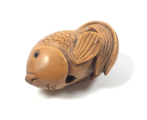 A 19TH CENTURY JAPANESE NETSUKE IN THE FORM OF A FISH 3CM LENGTH 