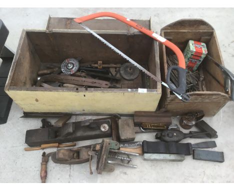 A VINTAGE WOODEN LIDDED TOOL BOX, A WOODEN BOX WITH TOOLS TO INCLUDE PLANES, SAWS, OIL CANS, SCALES ETC 