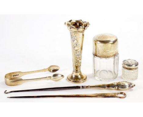 AN EDWARD VII SILVER MOUNTED FACETED GLASS SALTS JAR GLASS STOPPER, 10CM H, BY ARTHUR COOK, BIRMINGHAM 1902, A PAIR OF SILVER