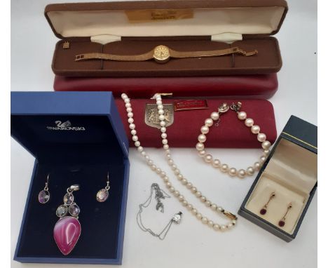A string of Majolica pearls with silver gilt clasp stamped 925,  a string of simulated pearls with 9ct gold clasp, a ladies R