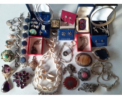A quantity of 20th Century jewellery to include an Attwood &amp; Sawyer gold tone and enamelled bird brooch, a Michele Lynn g