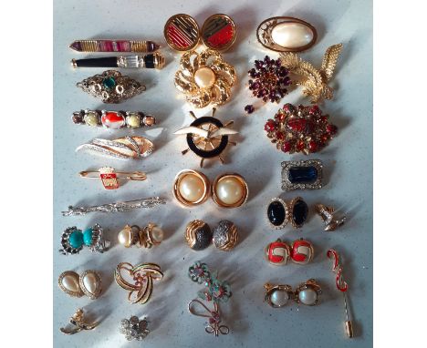 Late 20th Century vintage brooches and clip on earrings to include a pair of Orena gold tone circular earrings, a Monet gold 