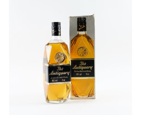A BOTTLE OF THE ANTIQUARY DE LUXE OLD SCOTCH WHISKYIn presentation box