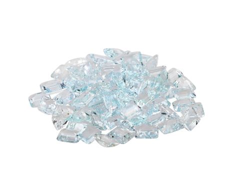 Konvolut 75 hellblaue Aquamarine, Smaragdschliff, zus. ca. 95 ct, kalibrierte Steine von je ca. 8x6 mm, WBW: ca. 20 € pro Car