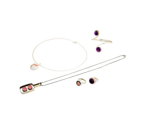 Schmuckkonvolut 5-teilig, Silber, 83 g, Händlerkonvolut bestehend aus 2 Ringen Weite 57/58, 2 Colliers 50/53 cm und 1 Armreif