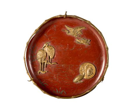 Schale. JAPAN, um 1900. aus rot lackiertem Metall mit Messingapplikationen von Tieren verziert. Die Montur mit Randeinfassung