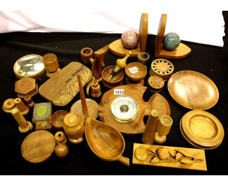 Collection of hand turned treen items. P&amp;P Group 3 (£25+VAT for the first lot and £5+VAT for subsequent lots) 