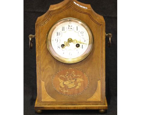 Edwardian inlaid walnut twin handled chiming mantel clock with pendulum, no key, H: 30 cm. P&P Group 3 (£25+VAT for the first
