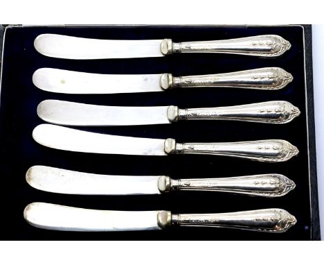 George V cased set of six tea knives with hallmarked silver grips, Sheffield assay 1922. P&amp;P Group 1 (£14+VAT for the fir