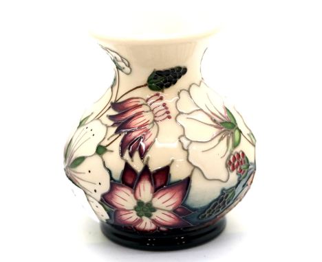 Moorcroft vase in the Bramble Revisited pattern, H: 9 cm. P&P Group 1 (£14+VAT for the first lot and £1+VAT for subsequent lo