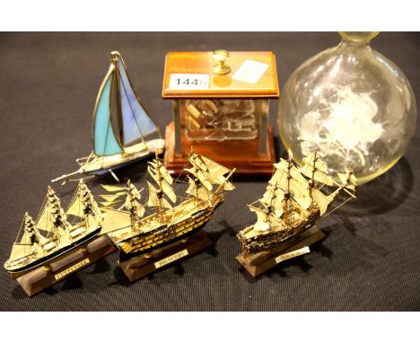 Quantity of mixed model ships including glass examples. P&amp;P Group 3 (£25+VAT for the first lot and £5+VAT for subsequent 